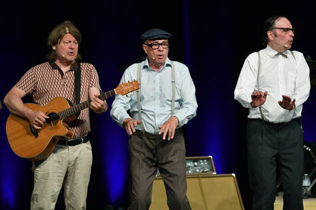 Herbert Knebels Affentheater - Voll Karacho! am 11.06.2026 in der Mathias-Jakobs-Stadthalle in Gladbeck Ozzy Ostermann ( Georg Göbel-Jakobi ), links - Herbert Knebel ( Uwe Lyko ), mitte - und Ernst Pichl ( Martin Breuer ), rechts - stehen am 11.06.2026 in der Mathias-Jakobs-Stadthalle in Gladbeck auf der Bühne *** Herbert Knebels Affentheater Voll Karacho on 11 06 2026 in the Mathias Jakobs Stadthalle in Gladbeck Ozzy Ostermann Georg Göbel Jakobi , left Herbert Knebel Uwe Lyko , center and Ernst Pichl Martin Breuer , right are on stage on 11 06 2026 in the Mathias Jakobs Stadthalle in Gladbeck xRx