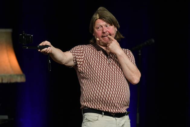 Herbert Knebels Affentheater - Voll Karacho! am 11.06.2026 in der Mathias-Jakobs-Stadthalle in Gladbeck Ozzy Ostermann ( Georg Göbel-Jakobi ) steht am 11.06.2026 in der Mathias-Jakobs-Stadthalle in Gladbeck auf der Bühne *** Herbert Knebels Affentheater Voll Karacho on 11 06 2026 in the Mathias Jakobs Stadthalle in Gladbeck Ozzy Ostermann Georg Göbel Jakobi will be on stage on 11 06 2026 in the Mathias Jakobs Stadthalle in Gladbeck xRx