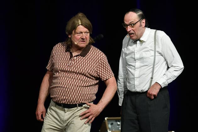 Herbert Knebels Affentheater - Voll Karacho! am 11.06.2026 in der Mathias-Jakobs-Stadthalle in Gladbeck Ozzy Ostermann ( Georg Göbel-Jakobi ), links - Ernst Pichl ( Martin Breuer ), rechts - stehen am 11.06.2026 in der Mathias-Jakobs-Stadthalle in Gladbeck auf der Bühne *** Herbert Knebels Affentheater Voll Karacho on 11 06 2026 in the Mathias Jakobs Stadthalle in Gladbeck Ozzy Ostermann Georg Göbel Jakobi , left Ernst Pichl Martin Breuer , right are on stage on 11 06 2026 in the Mathias Jakobs Stadthalle in Gladbeck xRx