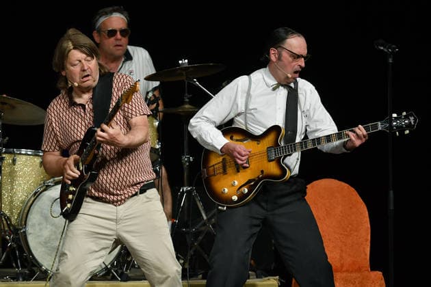 Herbert Knebels Affentheater - Voll Karacho! am 11.06.2026 in der Mathias-Jakobs-Stadthalle in Gladbeck Ozzy Ostermann ( Georg Göbel-Jakobi ), links - Ernst Pichl ( Martin Breuer ) stehen am 11.06.2026 in der Mathias-Jakobs-Stadthalle in Gladbeck auf der Bühne *** Herbert Knebels Affentheater Voll Karacho on 11 06 2026 in the Mathias Jakobs Stadthalle in Gladbeck Ozzy Ostermann Georg Göbel Jakobi , left Ernst Pichl Martin Breuer are on stage on 11 06 2026 in the Mathias Jakobs Stadthalle in Gladbeck xRx
