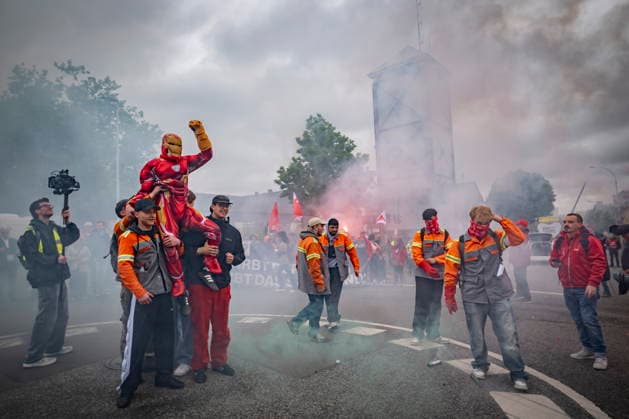 12.06.2026, Saarland, Voelklingen. Bis zu 10.000 Stahlarbeiter demonstrieren am Freitag im Rahmen eines Stahlaktionstages in der Völklinger Innenstadt. Drei Demonstrationszüge treffen sich gemeinsam am Hindenburgplatz wo eine Kundgebung stattfindet. Die Beschäftigten protestieren für niedrigere Energiepreise und gegen Änderungen beim grünen Stahl. Es gehe dabei um die Zukunft der Stahlindustrie und der Beschäftigten. *** 12 06 2026, Saarland, Voelklingen Up to 10,000 steel workers demonstrate on Friday as part of a steel action day in the center of Völklingen Three demonstration processions meet together at Hindenburgplatz where a rally takes place The workers are protesting for lower energy prices and against changes to green steel bub