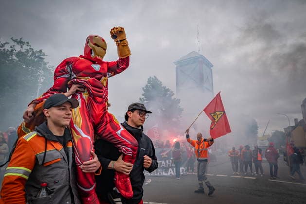 12.06.2026, Saarland, Voelklingen. Bis zu 10.000 Stahlarbeiter demonstrieren am Freitag im Rahmen eines Stahlaktionstages in der Völklinger Innenstadt. Drei Demonstrationszüge treffen sich gemeinsam am Hindenburgplatz wo eine Kundgebung stattfindet. Die Beschäftigten protestieren für niedrigere Energiepreise und gegen Änderungen beim grünen Stahl. Es gehe dabei um die Zukunft der Stahlindustrie und der Beschäftigten. *** 12 06 2026, Saarland, Voelklingen Up to 10,000 steel workers demonstrate on Friday as part of a steel action day in the center of Völklingen Three demonstration processions meet together at Hindenburgplatz where a rally takes place The workers are protesting for lower energy prices and against changes to green steel bub