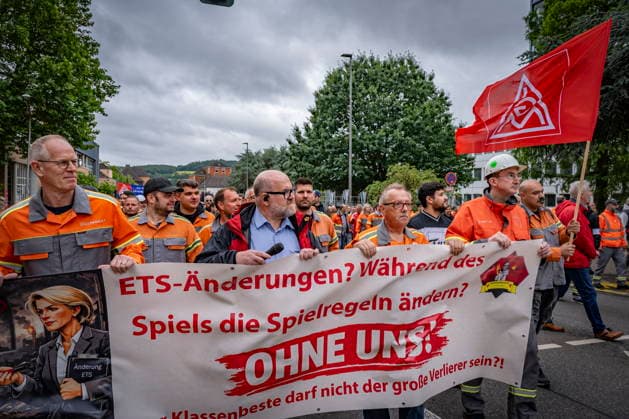 12.06.2026, Saarland, Voelklingen. Bis zu 10.000 Stahlarbeiter demonstrieren am Freitag im Rahmen eines Stahlaktionstages in der Völklinger Innenstadt. Drei Demonstrationszüge treffen sich gemeinsam am Hindenburgplatz wo eine Kundgebung stattfindet. Die Beschäftigten protestieren für niedrigere Energiepreise und gegen Änderungen beim grünen Stahl. Es gehe dabei um die Zukunft der Stahlindustrie und der Beschäftigten. *** 12 06 2026, Saarland, Voelklingen Up to 10,000 steel workers demonstrate on Friday as part of a steel action day in the center of Völklingen Three demonstration processions meet together at Hindenburgplatz where a rally takes place The workers are protesting for lower energy prices and against changes to green steel bub