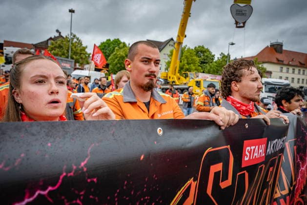 12.06.2026, Saarland, Voelklingen. Bis zu 10.000 Stahlarbeiter demonstrieren am Freitag im Rahmen eines Stahlaktionstages in der Völklinger Innenstadt. Drei Demonstrationszüge treffen sich gemeinsam am Hindenburgplatz wo eine Kundgebung stattfindet. Die Beschäftigten protestieren für niedrigere Energiepreise und gegen Änderungen beim grünen Stahl. Es gehe dabei um die Zukunft der Stahlindustrie und der Beschäftigten. *** 12 06 2026, Saarland, Voelklingen Up to 10,000 steel workers demonstrate on Friday as part of a steel action day in the center of Völklingen Three demonstration processions meet together at Hindenburgplatz where a rally takes place The workers are protesting for lower energy prices and against changes to green steel bub