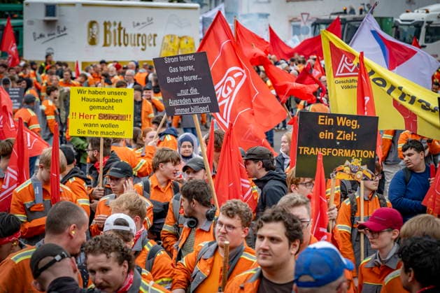 12.06.2026, Saarland, Voelklingen. Bis zu 10.000 Stahlarbeiter demonstrieren am Freitag im Rahmen eines Stahlaktionstages in der Völklinger Innenstadt. Drei Demonstrationszüge treffen sich gemeinsam am Hindenburgplatz wo eine Kundgebung stattfindet. Die Beschäftigten protestieren für niedrigere Energiepreise und gegen Änderungen beim grünen Stahl. Es gehe dabei um die Zukunft der Stahlindustrie und der Beschäftigten. *** 12 06 2026, Saarland, Voelklingen Up to 10,000 steel workers demonstrate on Friday as part of a steel action day in the center of Völklingen Three demonstration processions meet together at Hindenburgplatz where a rally takes place The workers are protesting for lower energy prices and against changes to green steel bub