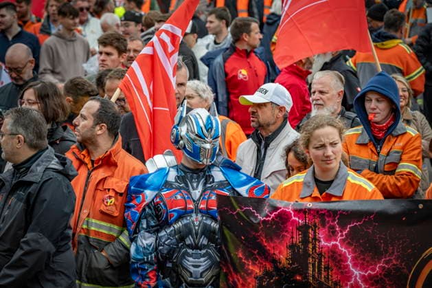 12.06.2026, Saarland, Voelklingen. Bis zu 10.000 Stahlarbeiter demonstrieren am Freitag im Rahmen eines Stahlaktionstages in der Völklinger Innenstadt. Drei Demonstrationszüge treffen sich gemeinsam am Hindenburgplatz wo eine Kundgebung stattfindet. Die Beschäftigten protestieren für niedrigere Energiepreise und gegen Änderungen beim grünen Stahl. Es gehe dabei um die Zukunft der Stahlindustrie und der Beschäftigten. *** 12 06 2026, Saarland, Voelklingen Up to 10,000 steel workers demonstrate on Friday as part of a steel action day in the center of Völklingen Three demonstration processions meet together at Hindenburgplatz where a rally takes place The workers are protesting for lower energy prices and against changes to green steel bub