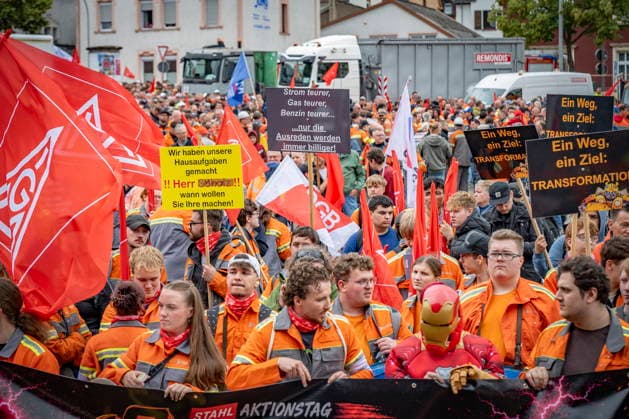 12.06.2026, Saarland, Voelklingen. Bis zu 10.000 Stahlarbeiter demonstrieren am Freitag im Rahmen eines Stahlaktionstages in der Völklinger Innenstadt. Drei Demonstrationszüge treffen sich gemeinsam am Hindenburgplatz wo eine Kundgebung stattfindet. Die Beschäftigten protestieren für niedrigere Energiepreise und gegen Änderungen beim grünen Stahl. Es gehe dabei um die Zukunft der Stahlindustrie und der Beschäftigten. *** 12 06 2026, Saarland, Voelklingen Up to 10,000 steel workers demonstrate on Friday as part of a steel action day in the center of Völklingen Three demonstration processions meet together at Hindenburgplatz where a rally takes place The workers are protesting for lower energy prices and against changes to green steel bub
