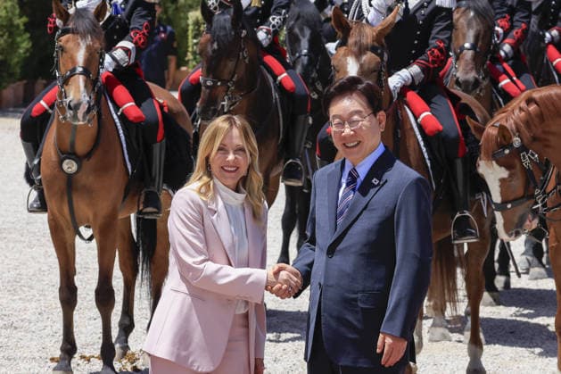 Italian Premier Giorgia Meloni meets South Korean President Lee Jae Myung ROME, ITALY, JUNE 12: Italian Premier Giorgia Meloni (L) shakes hands with South Korean President Lee Jae Myung (R) at Villa Pamphilj in Rome, Italy, on June 12, 2026. Riccardo De Luca Anadolu Rome Italy. Editorial use only. Please get in touch for any other usage.  Copyright: x2026xAnadoluxRiccardoxDexLucax