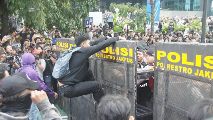 June 12, 2026, Jakarta, Central Jakarta, Indonesia: Thousands of university students took to the streets of IndonesiaÃ¢â‚¬â ¢s capital on Friday, as the Student Executive Board of the University of Indonesia (BEM UI) and the Greater Jakarta Student Alliance staged a large-scale demonstration at the iconic Bundaran HI in Central Jakarta.....The protest, which drew an estimated 1,500 participants from various universities across the Greater Jakarta region, highlighted growing concerns over economic hardship, government spending, and public policy. Demonstrators gathered from the morning hours carrying banners, posters, and placards expressing criticism of several key government programs and decisions.....At the center of the protest was a cal  - ZUMAp146 20260612_zap_p146_003 Copyright: xDennyxPohanx