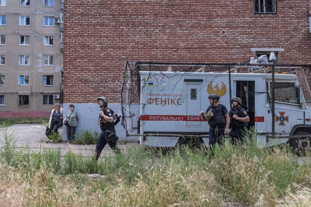 Aftermath of Russian attack on Ukraine s Druzhkivka DRUZHKIVKA, UKRAINE - JUNE 12: Emergency services in Ukraine evacuate several people amid the threat of Russian FPV drones in Druzhkivka, Ukraine, 12 June 2026 Diego Herrera Carcedo Anadolu Druzhkivka Ukraine. Editorial use only. Please get in touch for any other usage.  Copyright: x2026xAnadoluxDiegoxHerreraxCarcedox