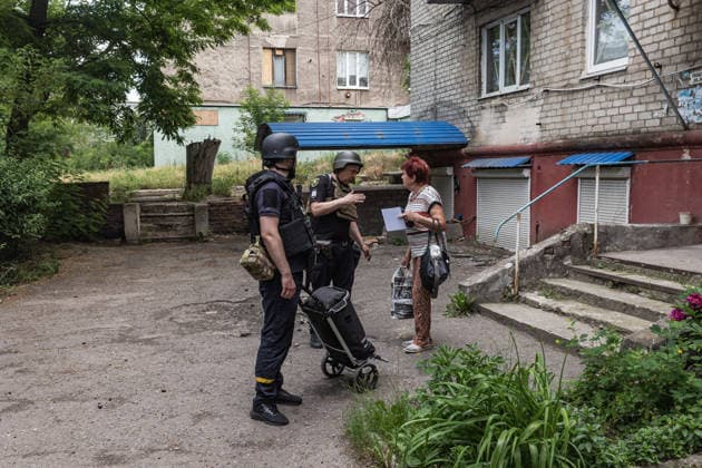 Aftermath of Russian attack on Ukraine s Druzhkivka DRUZHKIVKA, UKRAINE - JUNE 12: Emergency services in Ukraine evacuate several people amid the threat of Russian FPV drones in Druzhkivka, Ukraine, 12 June 2026 Diego Herrera Carcedo Anadolu Druzhkivka Ukraine. Editorial use only. Please get in touch for any other usage.  Copyright: x2026xAnadoluxDiegoxHerreraxCarcedox