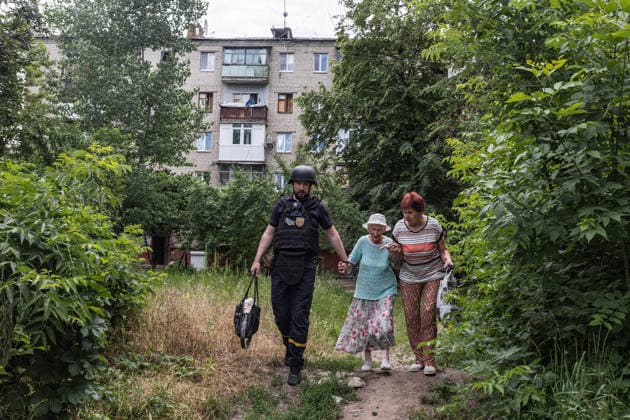 Aftermath of Russian attack on Ukraine s Druzhkivka DRUZHKIVKA, UKRAINE - JUNE 12: Emergency services in Ukraine evacuate several people amid the threat of Russian FPV drones in Druzhkivka, Ukraine, 12 June 2026 Diego Herrera Carcedo Anadolu Druzhkivka Ukraine. Editorial use only. Please get in touch for any other usage.  Copyright: x2026xAnadoluxDiegoxHerreraxCarcedox