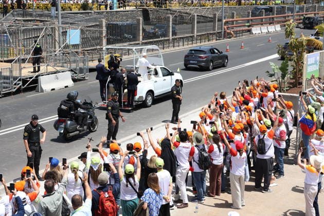 Holy Mass presided over by Pope Leo XIV in the port of Santa Cruz de Tenerife Pope Leo XIV arrives by popemobile to preside over the celebration of the Mass in Santa Cruz de Tenerife, Canary Islands, Spain, on June 12, 2026 This historic open-air Eucharist, held on the esplanade of the port of the capital of Tenerife, brings together thousands of faithful from all the islands of the Western Province as part of the last great liturgical gathering of his apostolic journey through the Canary Islands, brings together thousands of faithful from all the islands of the Western Province as part of the last great liturgical gathering of his apostolic journey through the Canary Islands 12 JUNE 2026 PAPAL VISIT Alejandro J Rosa Santa Cruz de Tenerife  Copyright: xAlejandroxJ.xRosa ACFIx 7592021