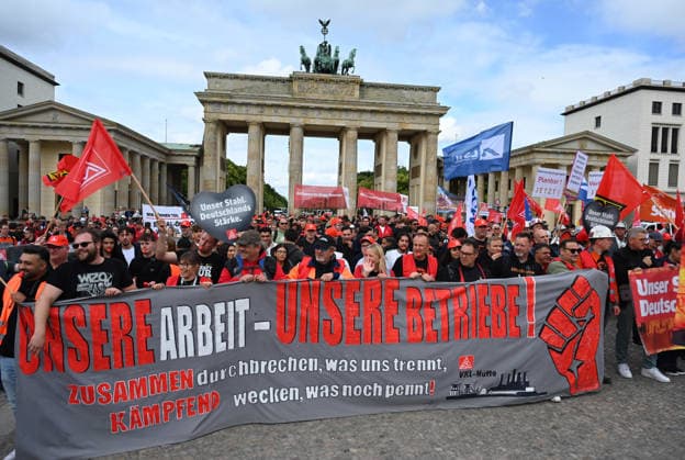 Rally of steel industry employees in Berlin BERLIN, GERMANY - JUNE 12: Steel industry employees take part in a rally in support of the steel sector in Berlin, Germany, on June 12, 2026. The rally, led by IG Metall, marched from the Brandenburg Gate to the Federal Ministry for Economic Affairs, calling for support for the German steel industry and urging not to abandon industry modernization programs. Volodymyr Sindieiev Anadolu Berlin Germany. Editorial use only. Please get in touch for any other usage.  Copyright: x2026xAnadoluxVolodymyrxSindieievx