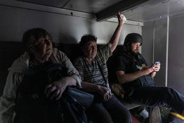Aftermath of Russian attack on Ukraine s Druzhkivka DRUZHKIVKA, UKRAINE - JUNE 12: Ukrainian emergency services evacuate several women in an armoured vehicle in Druzhkivka, Ukraine, 12 June 2026 Diego Herrera Carcedo Anadolu Druzhkivka Ukraine. Editorial use only. Please get in touch for any other usage.  Copyright: x2026xAnadoluxDiegoxHerreraxCarcedox