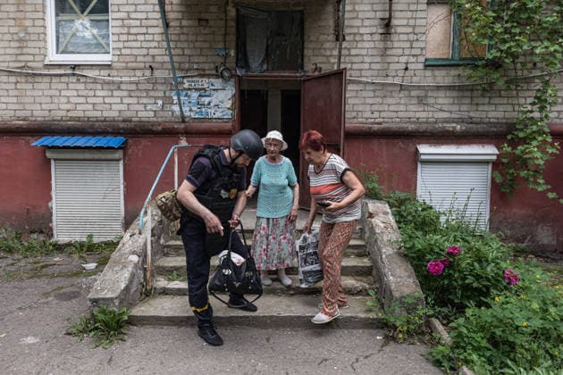 Aftermath of Russian attack on Ukraine s Druzhkivka DRUZHKIVKA, UKRAINE - JUNE 12: Emergency services in Ukraine evacuate several people amid the threat of Russian FPV drones in Druzhkivka, Ukraine, 12 June 2026 Diego Herrera Carcedo Anadolu Druzhkivka Ukraine. Editorial use only. Please get in touch for any other usage.  Copyright: x2026xAnadoluxDiegoxHerreraxCarcedox