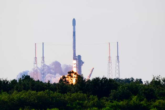 June 12, 2026, Cape Canaveral, Florida, USA: A SpaceX Falcon 9 rocket carrying 29 Starlink satellites, lifts off from Space Launch Complex-40 at Cape Canaveral Space Force Station, Florida, at 8:37 a.m. EDT on June 12, 2026. Cape Canaveral USA - ZUMAb268 20260612_znp_b268_001 Copyright: xJenniferxBriggsx