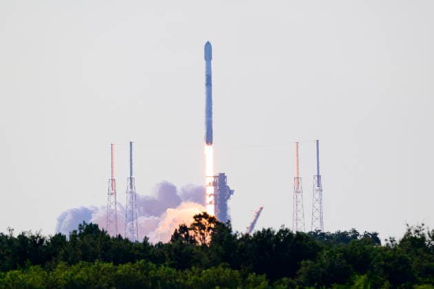 June 12, 2026, Cape Canaveral, Florida, USA: A SpaceX Falcon 9 rocket carrying 29 Starlink satellites, lifts off from Space Launch Complex-40 at Cape Canaveral Space Force Station, Florida, at 8:37 a.m. EDT on June 12, 2026. Cape Canaveral USA - ZUMAb268 20260612_znp_b268_003 Copyright: xJenniferxBriggsx