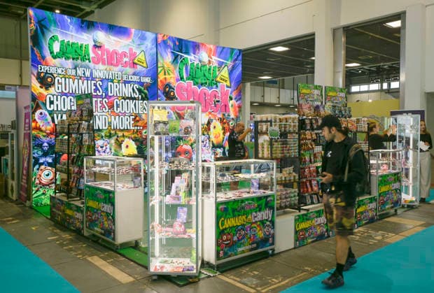 Stand von Cannashock, Cannabis flavor und CBD edibles, Mary Jane Berlin - Cannabis Messe 2026, Messegelände, Westend, Charlottenburg, Berlin, Deutschland !!! Persönlichkeitrechte sind NICHT geklärt !!! Keine Haftung für mögliche Model-release-Verstöße! *** Booth of Cannashock, Cannabis flavor and CBD edibles, Mary Jane Berlin Cannabis Fair 2026, Fairgrounds, Westend, Charlottenburg, Berlin, Germany Personal rights are NOT clarified No liability for possible model release violations