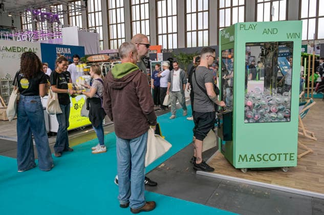 Besucher auf der Mary Jane Berlin - Cannabis Messe 2026, Messegelände, Westend, Charlottenburg, Berlin, Deutschland ! Persönlichkeitrechte sind NICHT geklärt! Keine Haftung für mögliche Model-release-Verstöße! *** Visitors at the Mary Jane Berlin Cannabis Fair 2026, Exhibition Grounds, Westend, Charlottenburg, Berlin, Germany Personal rights are NOT clarified No liability for possible model release violations