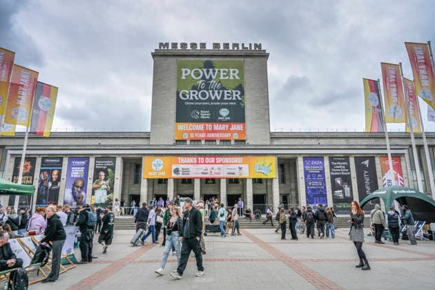 Eingang, Besucher, Fahnen, Mary Jane Berlin - Cannabis Messe 2026, Messegelände, Westend, Charlottenburg, Berlin, Deutschland *** Entrance, visitors, flags, Mary Jane Berlin Cannabis Fair 2026, exhibition grounds, Westend, Charlottenburg, Berlin, Germany