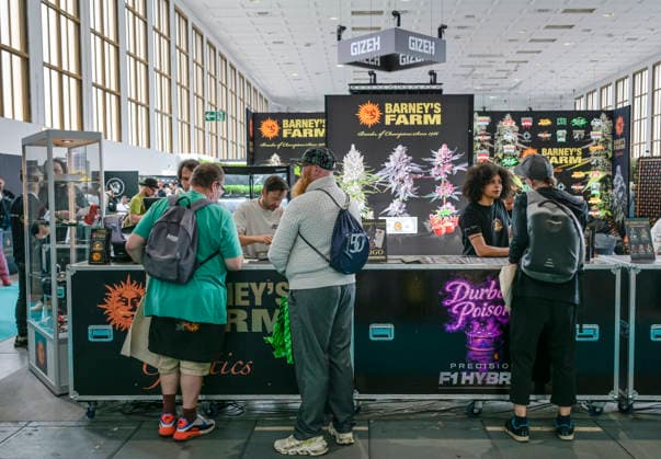 Besucher am Stand von BarneyÂ s Farm, Mary Jane Berlin - Cannabis Messe 2026, Messegelände, Westend, Charlottenburg, Berlin, Deutschland !!! Persönlichkeitrechte sind NICHT geklärt !!! Keine Haftung für mögliche Model-release-Verstöße! *** Visitors at the stand of Barneys Farm, Mary Jane Berlin Cannabis Fair 2026, Exhibition Grounds, Westend, Charlottenburg, Berlin, Germany Personal rights are NOT clarified No liability for possible model release violations