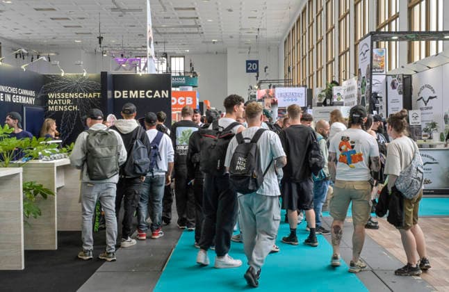 Besucher auf der Mary Jane Berlin - Cannabis Messe 2026, Messegelände, Westend, Charlottenburg, Berlin, Deutschland ! Persönlichkeitrechte sind NICHT geklärt! Keine Haftung für mögliche Model-release-Verstöße! *** Visitors at the Mary Jane Berlin Cannabis Fair 2026, Exhibition Grounds, Westend, Charlottenburg, Berlin, Germany Personal rights are NOT clarified No liability for possible model release violations