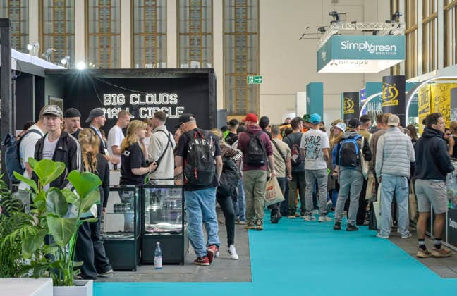 Besucher auf der Mary Jane Berlin - Cannabis Messe 2026, Messegelände, Westend, Charlottenburg, Berlin, Deutschland ! Persönlichkeitrechte sind NICHT geklärt! Keine Haftung für mögliche Model-release-Verstöße! *** Visitors at the Mary Jane Berlin Cannabis Fair 2026, Exhibition Grounds, Westend, Charlottenburg, Berlin, Germany Personal rights are NOT clarified No liability for possible model release violations