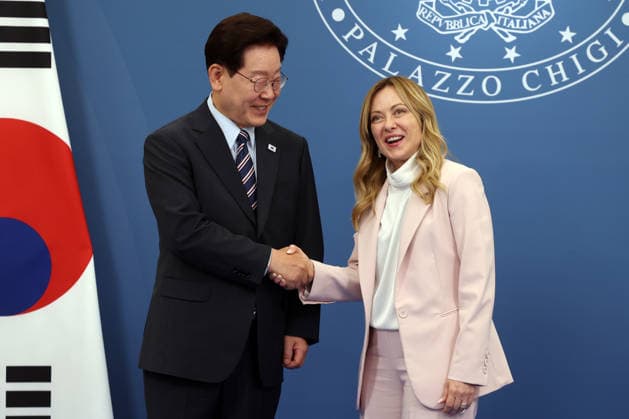 IPA85609706 - Rome, Italy June 12, 2026: At Villa Pamphilj, Prime Minister Giorgia Meloni meets with the President of the Republic of Korea, Lee Jae Myung. The meeting reaffirms the strength of bilateral relations and the shared commitment to strengthening cooperation between Italy and Korea in key areas of strategic interest.  Copyright: xmarcoxiacobuccix xmarcoxiacobuccix 85609706