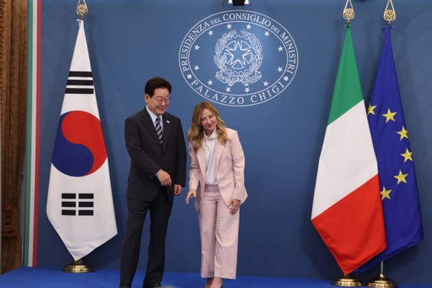IPA85609733 - Rome, Italy June 12, 2026: At Villa Pamphilj, Prime Minister Giorgia Meloni meets with the President of the Republic of Korea, Lee Jae Myung. The meeting reaffirms the strength of bilateral relations and the shared commitment to strengthening cooperation between Italy and Korea in key areas of strategic interest.  Copyright: xmarcoxiacobuccix xmarcoxiacobuccix 85609733
