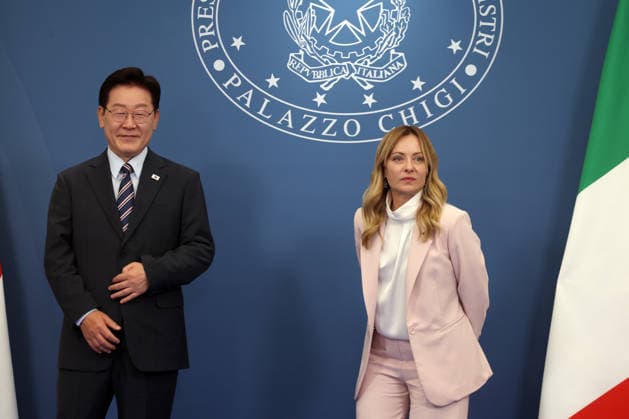 IPA85609583 - Rome, Italy June 12, 2026: At Villa Pamphilj, Prime Minister Giorgia Meloni meets with the President of the Republic of Korea, Lee Jae Myung. The meeting reaffirms the strength of bilateral relations and the shared commitment to strengthening cooperation between Italy and Korea in key areas of strategic interest.  Copyright: xmarcoxiacobuccix xmarcoxiacobuccix 85609583