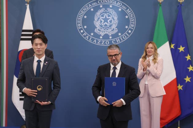 IPA85609687 - Rome, Italy June 12, 2026: Memorandum of Understanding in the sector of micro, small, and medium-sized enterprises. Signing on behalf of Italy is Deputy Minister Valentino Valentini. Signing on behalf of Korea is Deputy Minister for SMEs and Startups, ROH Yong Seok. At Villa Pamphilj, Prime Minister Giorgia Meloni meets with the President of the Republic of Korea, Lee Jae Myung. The meeting reaffirms the strength of bilateral relations and the shared commitment to strengthening cooperation between Italy and Korea in key areas of strategic interest.  Copyright: xmarcoxiacobuccix xmarcoxiacobuccix 85609687