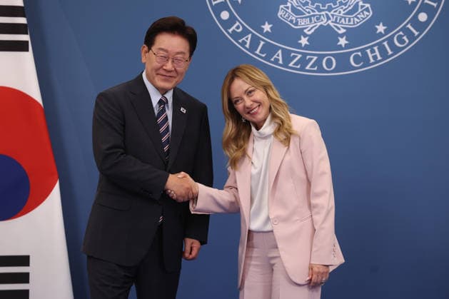 IPA85609692 - Rome, Italy June 12, 2026: At Villa Pamphilj, Prime Minister Giorgia Meloni meets with the President of the Republic of Korea, Lee Jae Myung. The meeting reaffirms the strength of bilateral relations and the shared commitment to strengthening cooperation between Italy and Korea in key areas of strategic interest.  Copyright: xmarcoxiacobuccix xmarcoxiacobuccix 85609692