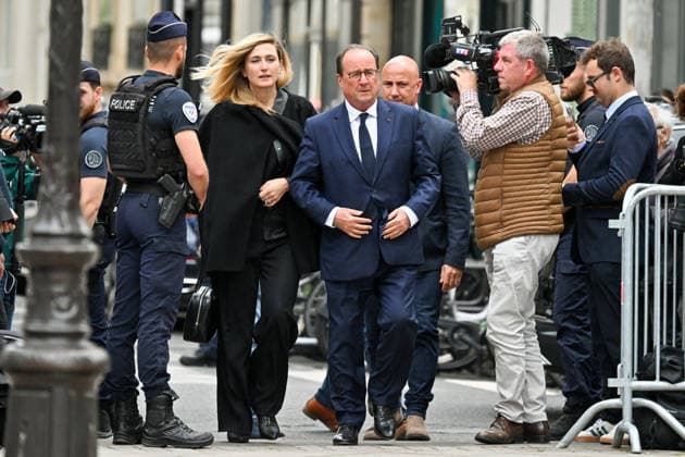 François Hollande and his wife Julie Gayet at the funeral of B Chirac in the Sainte Clotilde Basilica in Paris 7th arrondissement on June 12, 2026 The former first lady of France died on June 5, 2026 at the age of 93 Jacovides Liewig Bestimage The funeral of B Chirac in the Sainte Clotilde Basilica in Paris 7th arrondissement on June 12, 2026 The former first lady of France died on June 5, 2026 at the age of 93 Paris France  Copyright: xJacovidesx xLiewigx xBestimagexJacovidesx xLiewigx xBestimagex