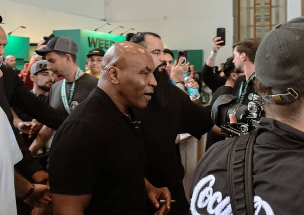 12.06.2026, xlakx, Entertainment, Mary Jane Berlin 2026 v.l. US-Boxlegende Mike Tyson auf der Cannabis-Messe Mary Jane Berlin. Die Veranstaltung präsentiert Aussteller aus den Bereichen Cannabis, Medizin, Lifestyle und Hanfprodukte. Berlin *** 12 06 2026, xlakx, Entertainment, Mary Jane Berlin 2026 v l US boxing legend Mike Tyson at the cannabis trade fair Mary Jane Berlin The event presents exhibitors from the cannabis, medicine, lifestyle and hemp products sectors Berlin Daniel Lakomski