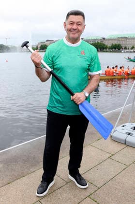 Luan Krasniqi beim 20. Drachenbootrennen 2026 der Michael Stich Stiftung auf der Alster. Hamburg, 12.06.2026 *** Luan Krasniqi at the 20 Dragon Boat Race 2026 of the Michael Stich Foundation on the Alster Hamburg, 12 06 2026 Foto:xgbrcix xFuturexImagex drachenboot_6607