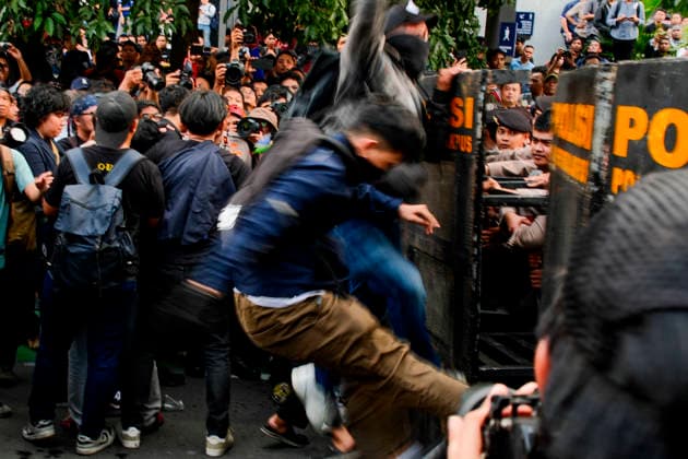 Students clash with police officers during a protest against a fuel price hike in Jakarta, Indonesia, 12 June 2026. Hundreds of students took to the streets to demand the government control the state budget and lower fuel and basic necessities prices. Students stage a protest against fuel hike in Jakarta !ACHTUNG: NUR REDAKTIONELLE NUTZUNG!  Copyright: xStevenxHandokox GRAF7272 20260612-55020577629_1