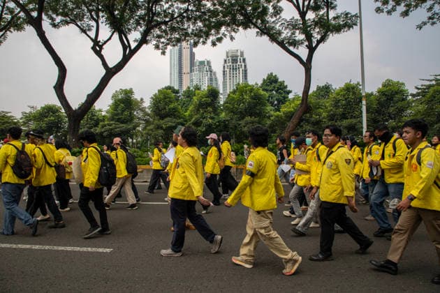 June 12, 2026, Jakarta, Jakarta, Indonesia: tudents from the Universitas Indonesia (UI) campus held a long march demonstration from the Jalan Sudirman area toward Jalan M.H. Thamrin, Jakarta, on Friday (12 06 2026). The crowd, consisting of members from the Student Executive Board of Universitas Indonesia (BEM UI) and the Student Executive Board of the Student Family of IPB University (BEM KM IPB), highlighted the economic slowdown, rising prices of basic commodities and fuel (BBM), as well as the forced implementation of the free nutritious meal program which they argue is draining the State Budget (APBN). The students also put a spotlight on the utilization of the State Budget (APBN). In their call to action, the UI Extended Family critic - ZUMAh128 20260612_zap_h128_016 Copyright: xDonalxHusnix