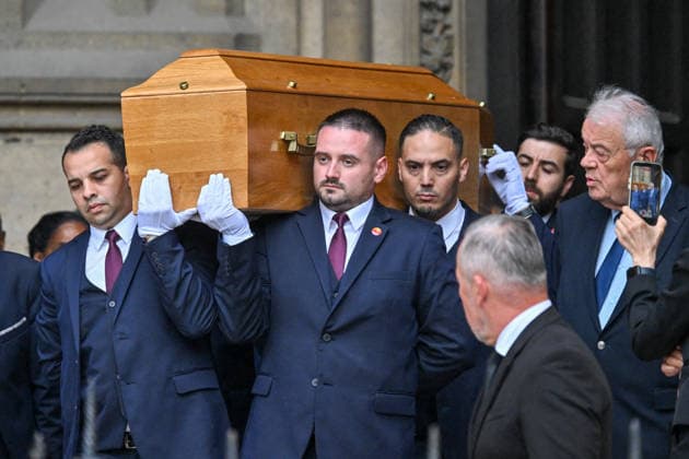 La sortie du cercueil aux obèques de B Chirac en la basilique Sainte Clotilde à Paris 7ème le 12 juin 2026 The former first lady of France died on June 5, 2026 at the age of 93 Jacovides Liewig Bestimage The funeral of B Chirac in the Sainte Clotilde Basilica in Paris 7th arrondissement on June 12, 2026 The former first lady of France died on June 5, 2026 at the age of 93 Paris France  Copyright: xJacovidesx xLiewigx xBestimagexJacovidesx xLiewigx xBestimagex