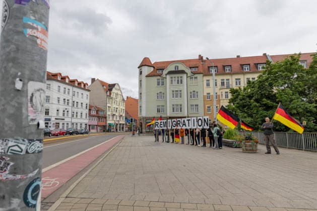 Widersetzen Erfurt und Remigration-Demo 12062026 - Kurz vor dem Bundesparteitag der Partei Alternative fuer Deutschland (AfD)i n Erfurt hat rund ein Dutzend Menschen an der Bahnhaltestelle Boyneburgufer fuer Remigration demonstriert. Die Demonstrierenden hielten Deutschlandfahnen und einen Remigration-Schriftzug hoch. Ihnen stellten sich rund 50 Demonstrierende gegenueber. Sie warben unter anderem fuer das Buendnis Widersetzen, welches die Gegendemos gegen den Parteitag organisiert. Erfurt Thueringen Deutschland *** Oppose Erfurt and Remigration Demo 12062026 Shortly before the federal party conference of the Alternative for Germany AfD party in Erfurt, around a dozen people demonstrated for remigration at the Boyneburgufer train st 120626_ppb-1