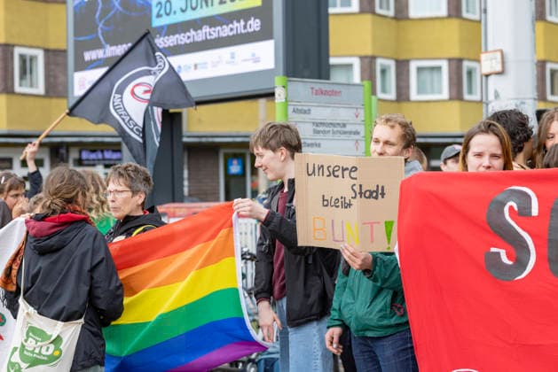 Widersetzen Erfurt und Remigration-Demo 12062026 - Kurz vor dem Bundesparteitag der Partei Alternative fuer Deutschland (AfD)i n Erfurt hat rund ein Dutzend Menschen an der Bahnhaltestelle Boyneburgufer fuer Remigration demonstriert. Die Demonstrierenden hielten Deutschlandfahnen und einen Remigration-Schriftzug hoch. Ihnen stellten sich rund 50 Demonstrierende gegenueber. Sie warben unter anderem fuer das Buendnis Widersetzen, welches die Gegendemos gegen den Parteitag organisiert. Erfurt Thueringen Deutschland *** Oppose Erfurt and Remigration Demo 12062026 Shortly before the federal party conference of the Alternative for Germany AfD party in Erfurt, around a dozen people demonstrated for remigration at the Boyneburgufer train st 120626_ppb-6