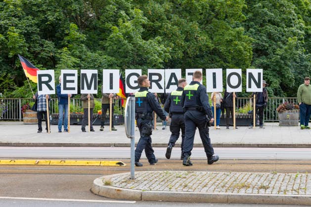 Widersetzen Erfurt und Remigration-Demo 12062026 - Im Vordergrund drei Beamte der Polizei +++ Kurz vor dem Bundesparteitag der Partei Alternative fuer Deutschland (AfD)i n Erfurt hat rund ein Dutzend Menschen an der Bahnhaltestelle Boyneburgufer fuer Remigration demonstriert. Die Demonstrierenden hielten Deutschlandfahnen und einen Remigration-Schriftzug hoch. Ihnen stellten sich rund 50 Demonstrierende gegenueber. Sie warben unter anderem fuer das Buendnis Widersetzen, welches die Gegendemos gegen den Parteitag organisiert. Erfurt Thueringen Deutschland *** Oppose Erfurt and Remigration Demo 12062026 In the foreground three police officers Shortly before the federal party conference of the Alternative for Germany AfD party in Erfur 120626_ppb-7