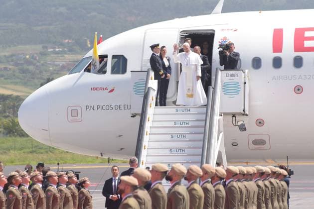 Farewell ceremony to Pope Leo XIV at Tenerife North Airport King Felipe VI and Pope Leo XIV during the celebration of the official farewell ceremony to Pope Leo XIV, at Tenerife North International Airport Los Rodeos, on June 12, 2026, in San Cristobal de La Laguna, Santa Cruz de Tenerife, Canary Islands Spain This institutional act developed before the highest political and ecclesiastical authorities before his departure by plane to Rome at 3  Copyright: xEloisaxPÃ rezx xACFIx 7592458