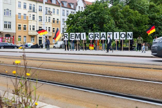 Widersetzen Erfurt und Remigration-Demo 12062026 - Kurz vor dem Bundesparteitag der Partei Alternative fuer Deutschland (AfD)i n Erfurt hat rund ein Dutzend Menschen an der Bahnhaltestelle Boyneburgufer fuer Remigration demonstriert. Die Demonstrierenden hielten Deutschlandfahnen und einen Remigration-Schriftzug hoch. Ihnen stellten sich rund 50 Demonstrierende gegenueber. Sie warben unter anderem fuer das Buendnis Widersetzen, welches die Gegendemos gegen den Parteitag organisiert. Erfurt Thueringen Deutschland *** Oppose Erfurt and Remigration Demo 12062026 Shortly before the federal party conference of the Alternative for Germany AfD party in Erfurt, around a dozen people demonstrated for remigration at the Boyneburgufer train st 120626_ppb-9