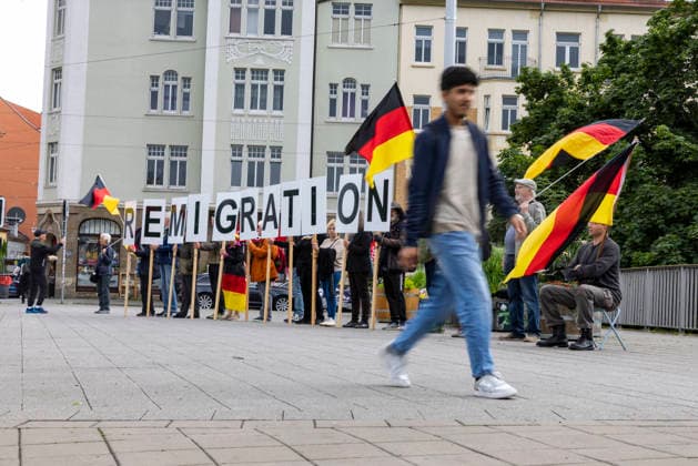 Widersetzen Erfurt und Remigration-Demo 12062026 - Kurz vor dem Bundesparteitag der Partei Alternative fuer Deutschland (AfD)i n Erfurt hat rund ein Dutzend Menschen an der Bahnhaltestelle Boyneburgufer fuer Remigration demonstriert. Die Demonstrierenden hielten Deutschlandfahnen und einen Remigration-Schriftzug hoch. Ihnen stellten sich rund 50 Demonstrierende gegenueber. Sie warben unter anderem fuer das Buendnis Widersetzen, welches die Gegendemos gegen den Parteitag organisiert. Erfurt Thueringen Deutschland *** Oppose Erfurt and Remigration Demo 12062026 Shortly before the federal party conference of the Alternative for Germany AfD party in Erfurt, around a dozen people demonstrated for remigration at the Boyneburgufer train st 120626_ppb-12