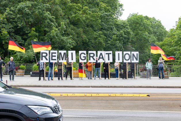 Widersetzen Erfurt und Remigration-Demo 12062026 - Kurz vor dem Bundesparteitag der Partei Alternative fuer Deutschland (AfD)i n Erfurt hat rund ein Dutzend Menschen an der Bahnhaltestelle Boyneburgufer fuer Remigration demonstriert. Die Demonstrierenden hielten Deutschlandfahnen und einen Remigration-Schriftzug hoch. Ihnen stellten sich rund 50 Demonstrierende gegenueber. Sie warben unter anderem fuer das Buendnis Widersetzen, welches die Gegendemos gegen den Parteitag organisiert. Erfurt Thueringen Deutschland *** Oppose Erfurt and Remigration Demo 12062026 Shortly before the federal party conference of the Alternative for Germany AfD party in Erfurt, around a dozen people demonstrated for remigration at the Boyneburgufer train st 120626_ppb-18