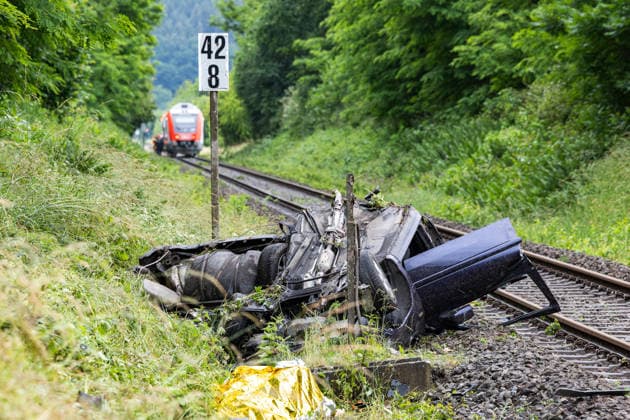 Regionalbahn erfasst PKW - PKw-Fahrer tödlich verletzt Am 12.06.2026 kam es gegen 12:15 Uhr an einem unbeschrankten Bahnübergang in der Franz-Holl-Straße im Ortsteil Etzen-Gesäß bei Bad König zu einem Zusammenstoß zwischen einem Personenzug und einem Auto. Der Autofahrer verstarb noch an der Unfallstelle. Der Triebfahrzeugführer erlitt einen Schock und wurde medizinisch versorgt; die 42 Fahrgäste des Zuges blieben nach bisherigen Erkenntnissen unverletzt. Die Bahnstrecke wurde voll gesperrt; auf Antrag der Staatsanwaltschaft Darmstadt wurde ein Sachverständiger zur Klärung der Unfallursache hinzugezogen. Bad König Etzen-Gesäß Hessen Deutschland *** Regional train hits car Passenger car driver fatally injured On 12 June 2026, a