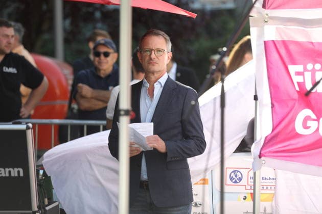 Alexander King auf einer Kundgebung zur Abgeordnetenhauswahl in der Crellestraße, Lucie-Leydicke-Platz. Berlin, 28.05.2026 *** Alexander King at a rally for the parliamentary elections in Crellestraße, Lucie Leydicke Platz Berlin, 28 05 2026 Copyright: xAgenturxMatthiasxWehnertx xM.xGränzdörferx