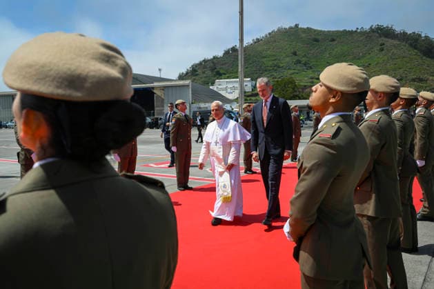 SPAIN - POPE LEO XIV BOARDING HIS PLACE AT LOS RODEOS INTERNATIONAL AIRPORT IN THE CANARY ISLAND OF TENERIFE - 2026 6 12 Spain, Vatican, 2026 6 12 Pope Leo XIV during the farewell ceremony at Los Rodeos International Airport on the Canary Island of Tenerife EDITORIAL USE ONLY - NO BOOKS Copyright: xVATICANxMEDIA CPPx