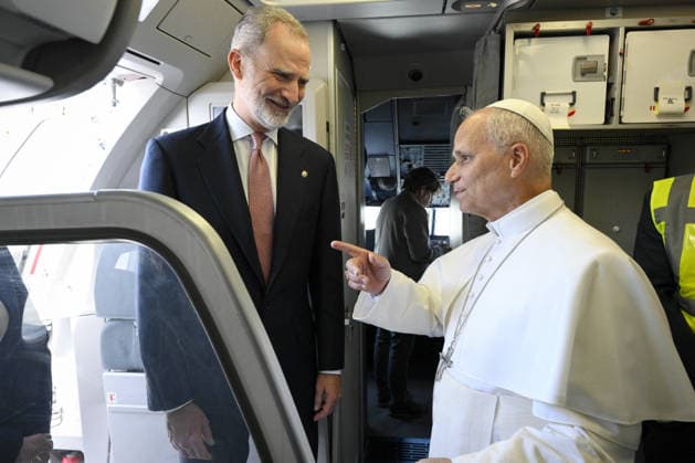 Technical Problem On Pope Leo XIV’s plane - Canary Islands A technical problem occurred on the papal flight and King Felipe VI boarded and escorted Pope Leo XIV back to the VIP lounge at Tenerife International Airport, Canary Islands on June 12, 2026 on the last day of the pastoral visit to Spain. The papal flight carrying Leo XIV back to Rome from Tenerife was about to begin takeoff when an announcement from the captain explained the situation to those on board, and a few minutes later, king Felipe himself, who had just bid farewell to Leo XIV, boarded the plane to invite the pontiff to disembark and wait in the VIP lounge at the Tenerife air base for the problem to be resolved. In an announcement after Leo XIV had left the plane, the capt  Copyright: xABACAx